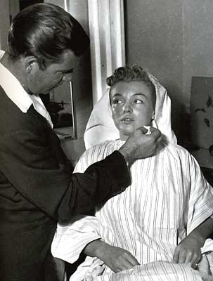 Marilyn Monroe's makeup artist is applying her foundation with a sponge in 